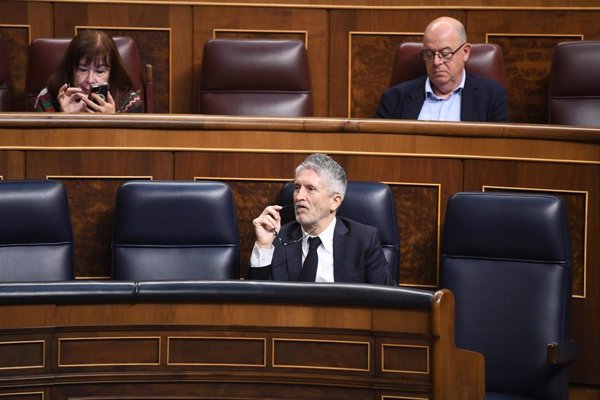 Marlaska garantiza la protección de infraestructuras críticas frente a la acusación de que 