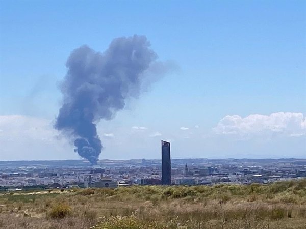 Declarado un incendio en una planta de productos químicos de Alcalá de Guadaíra (Sevilla)