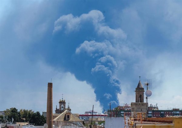 Alcalá(Sevilla) recomienda a la población permanecer en casa para evitar riesgo de intoxicación por el incendio