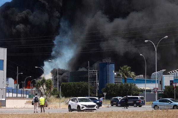 (Resumen) Un incendio en una nave de Alcalá (Sevilla) deja dos heridos leves y obliga a desalojar todo el polígono