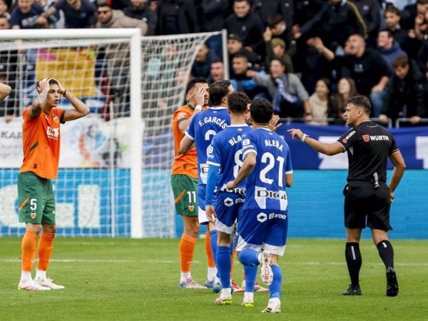 (Crónica) Un polémico penalti acerca la salvación del Alavés y manda a Segunda a Las Palmas