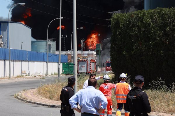 El dispositivo del incendio de Alcalá de Guadaíra baraja la previsión de que hoy finalice totalmente el fuego