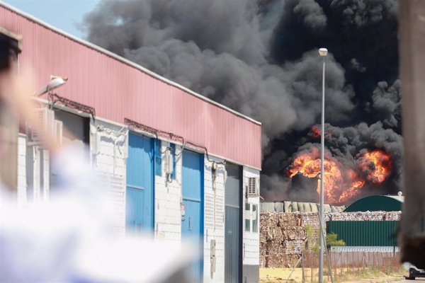 La Junta mantiene el corte de la calle de la nave incendiada de Alcalá y cuatro empresas siguen cerradas