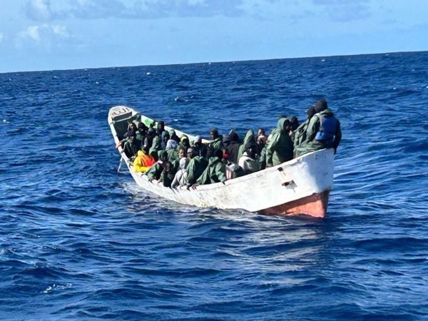 Llega un cayuco con 55 personas migrantes a La Restinga (El Hierro)
