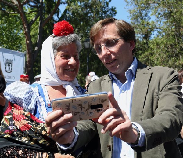 Almeida, con vivas a San Isidro y al rey, describe a Madrid como