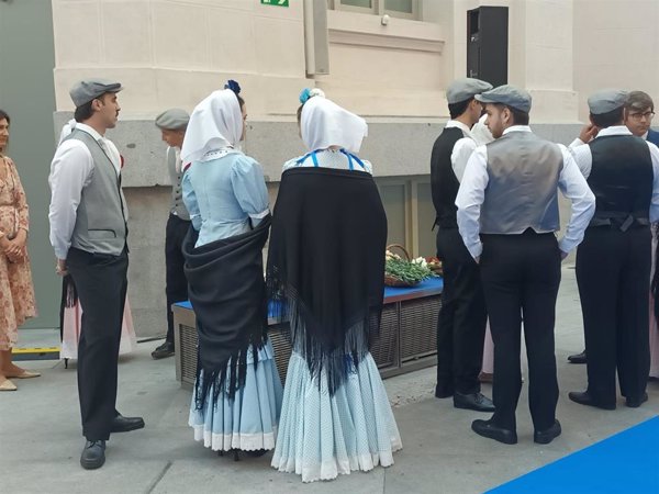 Madrid entrega sus medallas por San Isidro a ritmo de Revólver, entre ediles de chulapas, parpusas y 600 claveles