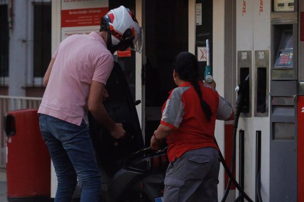 El precio de los carburantes suma cinco semanas de caídas y acumula un abaramiento de hasta el 5%