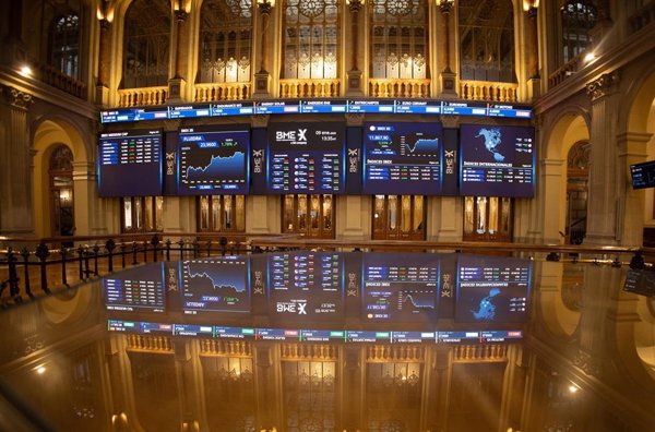 El Ibex vuelve a su senda alcista (+0,1%) en la media sesión y apunta a nuevos máximos desde 2008
