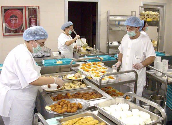 Consumo regulará la alimentación en hospitales y residencias para que sea saludable y nutritiva