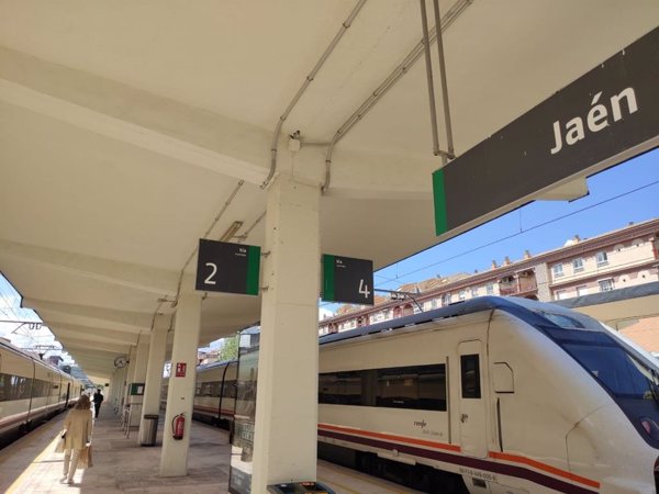 Se espera a una grúa para retirar la vagoneta descarrilada que bloquea la estación de tren de Jaén