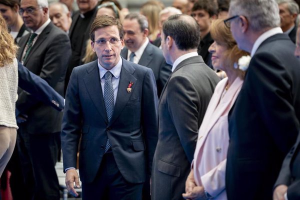 Almeida se muestra 