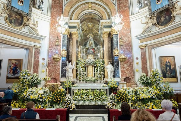 Los floristas valencianos dedican sus adornos al Papa León XIV en la 'Festa dels Floristes'