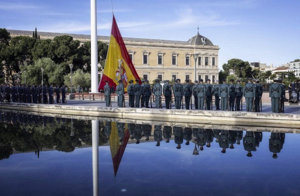 Almeida preside el acto de izado de bandera nacional junto a autoridades militares de alto nivel