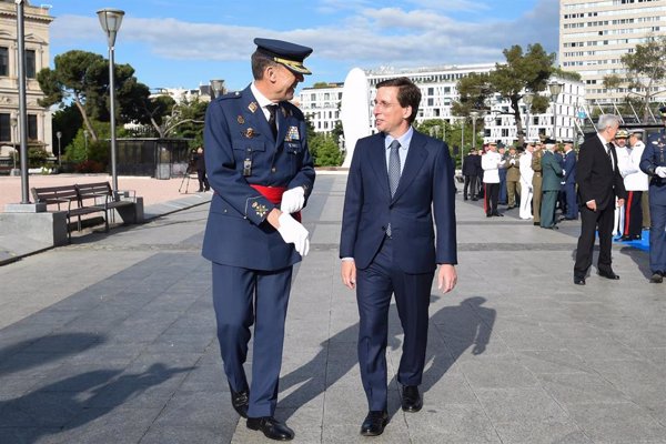 Almeida recorre la pradera de San Isidro junto a Feijóo y le agradece su 