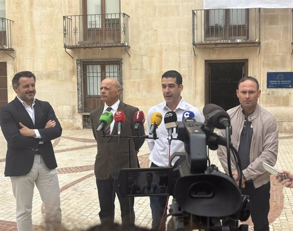 Nino anima a la afición del Elche CF a sacar sus banderas a los balcones para lograr el ascenso a Primera