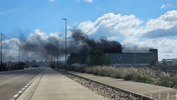 Arde una nave en el Parque Tecnológico de Reciclado de Zaragoza