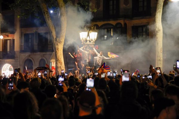 La Rambla de Canaletes de Barcelona se llena de hinchas del Barça tras ganar LaLiga EA Sports