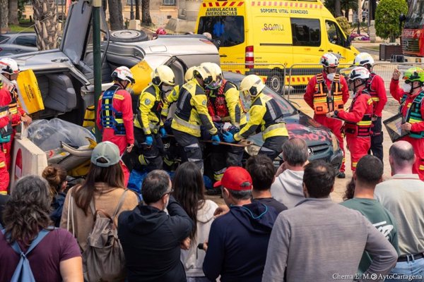Bomberos de toda España realizan en el puerto de Cartagena (Murcia) simulacros de rescates de tráfico
