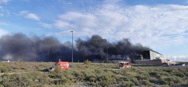 Controlado el fuego de una nave en el Parque de Reciclado de Zaragoza que podría extinguirse este viernes