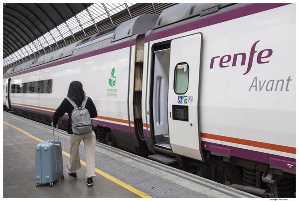 Renfe pedirá el DNI para formalizar viajes con los abonos del 50% de Avant para impedir su uso fraudulento