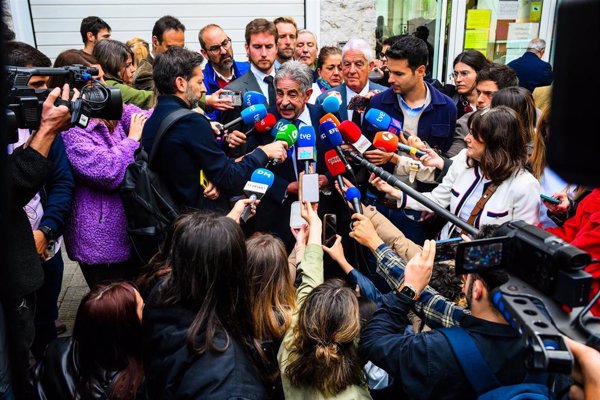 Revilla no rectifica sobre el emérito porque se cree 