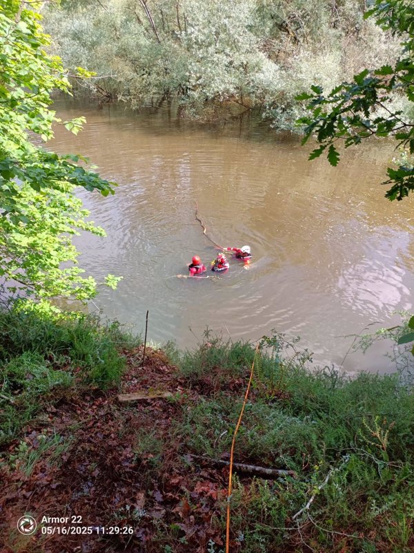 Buscan a un pescador caído al embalse cántabro de Palombera