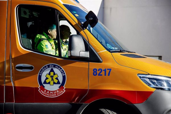 Una mujer mayor en pronóstico reservado tras ser atropellada por un autobús urbano en Madrid