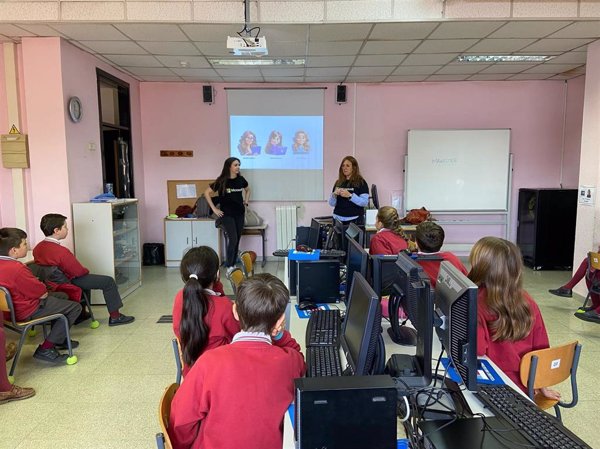 Microsoft fomenta las vocaciones STEM entre casi 5.000 estudiantes en España y promueve el uso ético de la IA