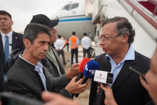 Petro anuncia que volverá a presentar su consulta popular y acusa al presidente del Senado de fraude