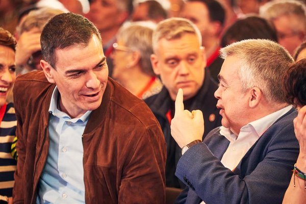 Sánchez y varios ministros salen en defensa de Cerdán tras el incidente en su domicilio con una periodista