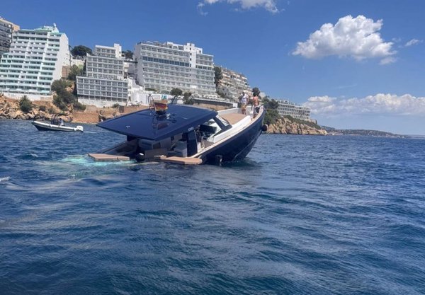 Rescatados los cuatro tripulantes de un yate que se ha hundido en Magaluf (Mallorca)