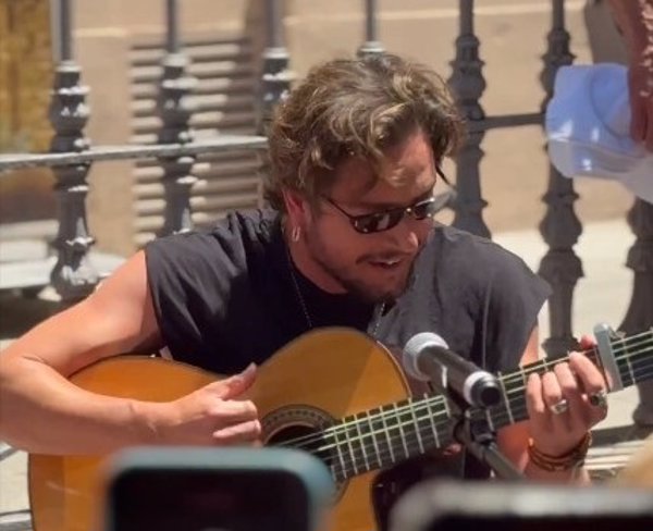 Manuel Carrasco sorprende con un concierto improvisado en una plaza de Sevilla antes de comenzar su gira en La Cartuja