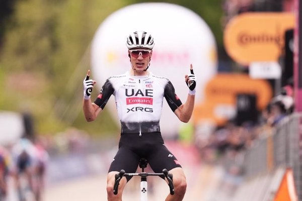 El español Juan Ayuso (UAE) presenta su candidatura al Giro con la victoria en la séptima etapa