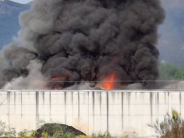 Extinguido el fuego de la nave de gestión de residuos en O Porriño (Pontevedra)