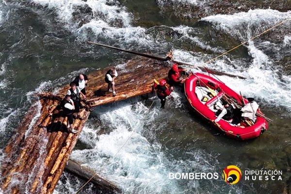 Bomberos rescatan a seis nabateros tras encallar su embarcación en unas rocas del Cinca en Aínsa (Huesca)