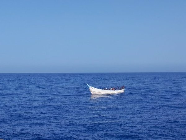 Salvamento Marítimo rescata a 11 migrantes a bordo de una patera que fue localizada a 22 millas de Gran Canaria