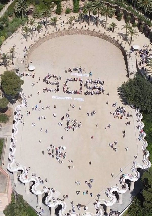 Un centenar de personas se concentran en el Park Güell de Barcelona contra su privatización