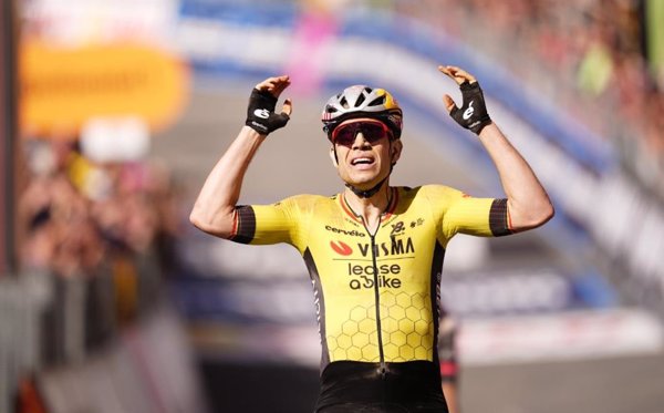 Van Aert revive en Siena y Del Toro dinamita el Giro en el 'sterrato'