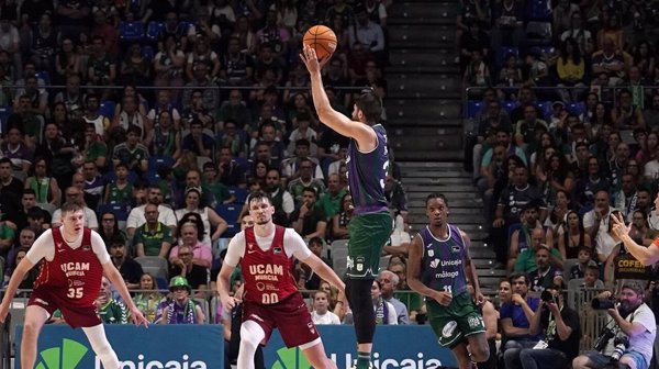 (Crónica) Unicaja se viste de cabeza de serie y Baskonia acerca los 'Playoffs' ante el Barça