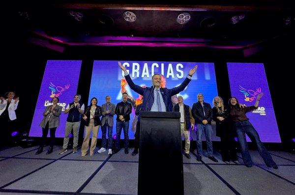 El partido de Milei gana las elecciones en Buenos Aires, doblando los votos a la lista de Macri