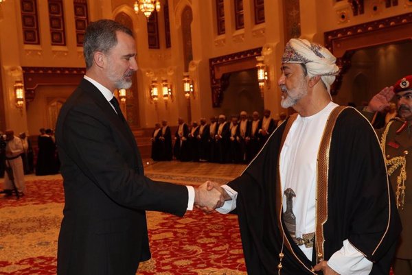 El sultán de Omán realiza una visita de Estado a España y será recibido por los Reyes y Pedro Sánchez