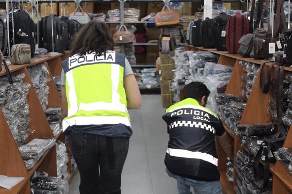 Un total de 49 detenidos en Málaga tras caer una red que distribuía ropa de lujo falsificada
