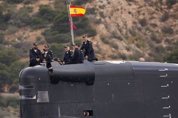 Felipe VI embarca en el submarino Isaac Peral S-81, disponible ya para actuar al terminar su calificación