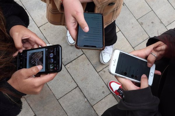 Baleares extiende la prohibición de los móviles a la concertada y apuesta por restringir pantallas hasta 4º de Primaria