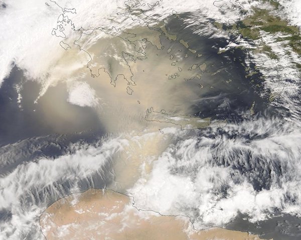 Una tormenta de polvo en el Mediterráneo, imagen del día de la NASA