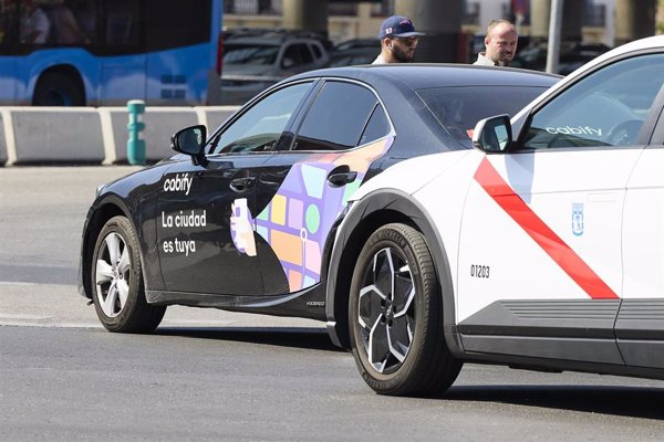 La marcha del taxi en Madrid en protesta por las 8.500 licencias de VTC a Cabify se traslada al día 28