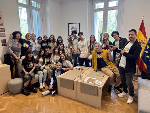 Rego recibe a la Asociación Jóvenes Solidarios y estos debaten sobre ampliar el voto a los 16 años