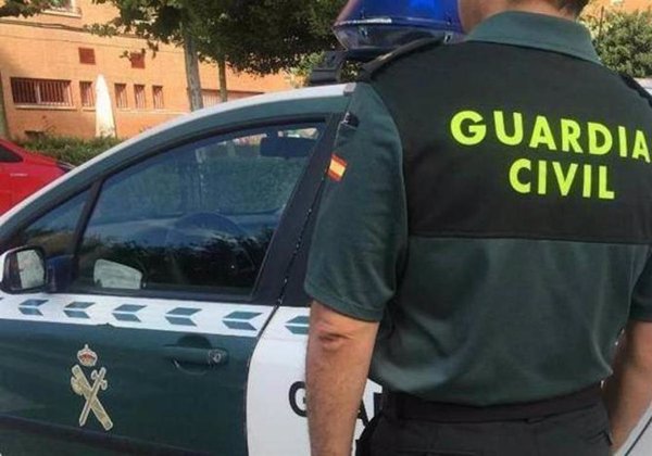 Unas 300 personas condenan en el pueblo de Ana Orantes el apuñalamiento a una vecina por su pareja y a su hijo