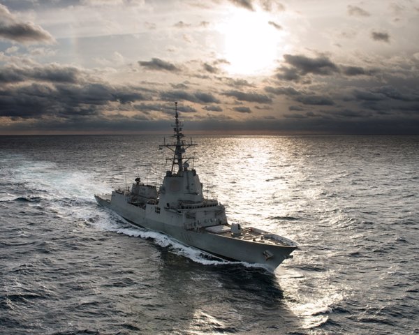 La fragata española 'Álvaro de Bazán' monitoriza a tres buques rusos que transitaban por el mar de Alborán
