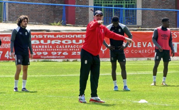 Víctor Valdés se despide por carta del Real Ávila tras no ascender